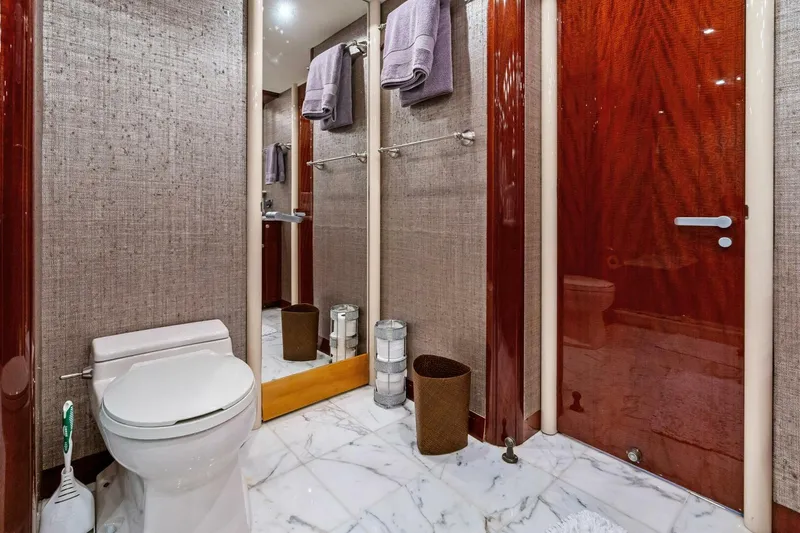 Slide: The Image of 2005 Lazzara Yachts 80 'Summerwind' - Master Head - 5856250