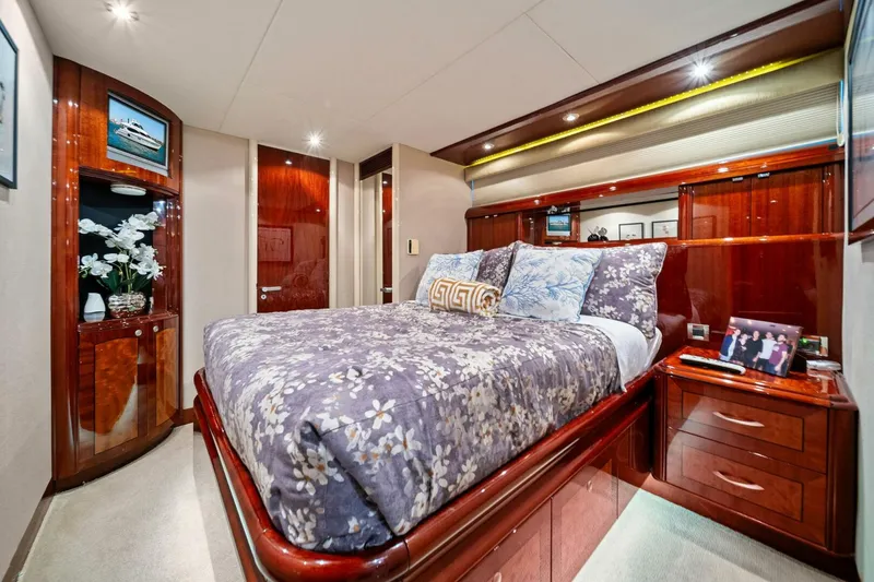 Slide: The Image of 2005 Lazzara Yachts 80 'Summerwind' - VIP Stateroom - 5856299