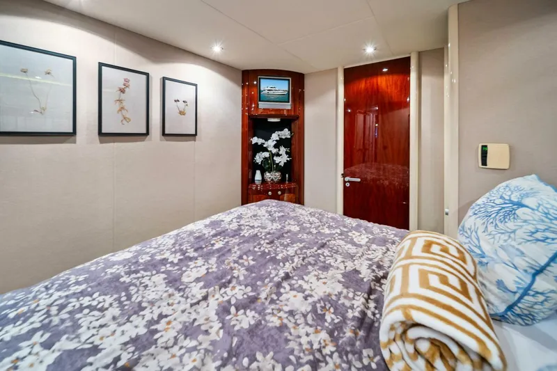 Slide: The Image of 2005 Lazzara Yachts 80 'Summerwind' - VIP Stateroom - 5856300