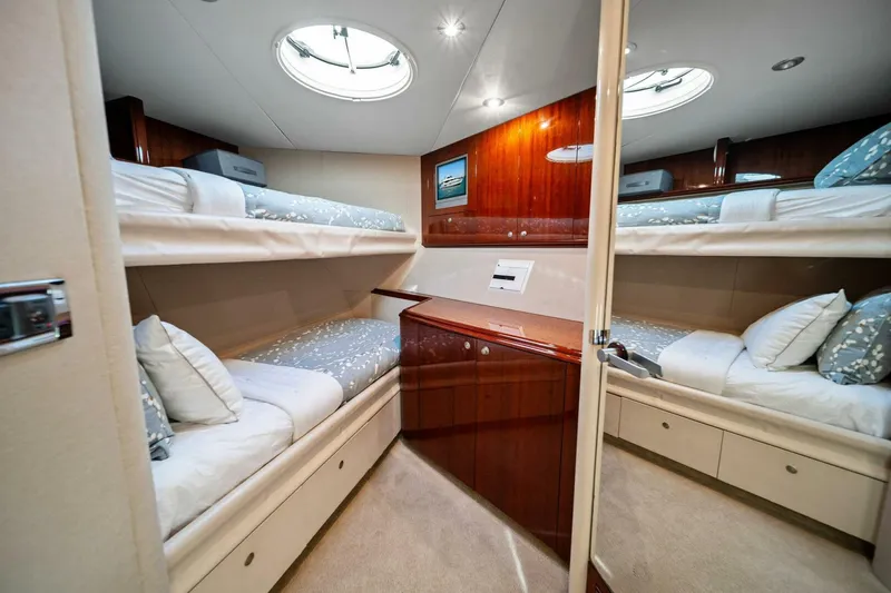 Slide: The Image of 2005 Lazzara Yachts 80 'Summerwind' - Cabin - 5856307
