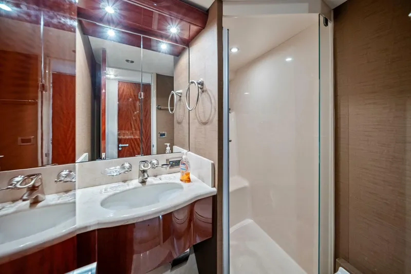 Slide: The Image of 2005 Lazzara Yachts 80 'Summerwind' - Guest Head - 5856309