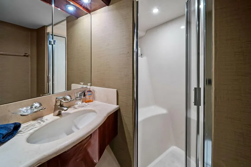 Slide: The Image of 2005 Lazzara Yachts 80 'Summerwind' - Guest Head - 5856320