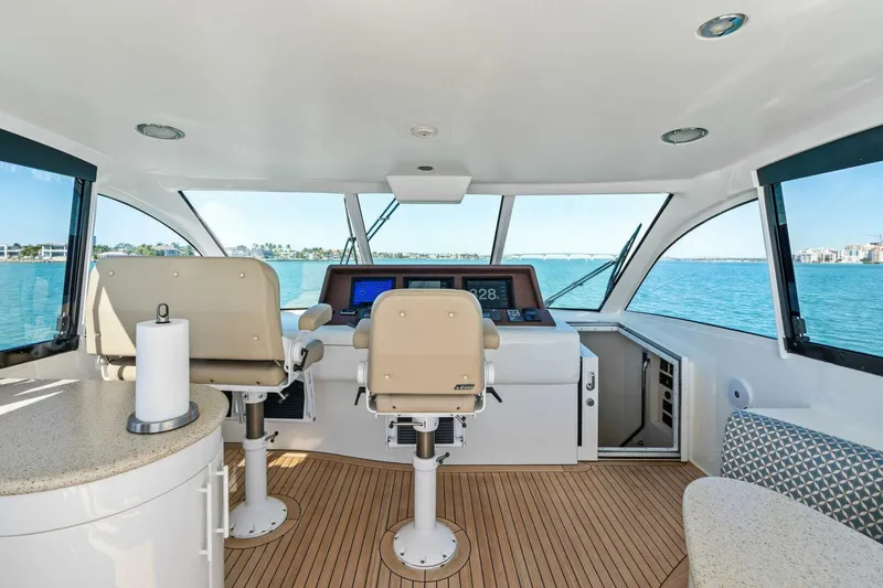 Slide: The Image of 2005 Lazzara Yachts 80 'Summerwind' - Skybridge Helm - 5856268