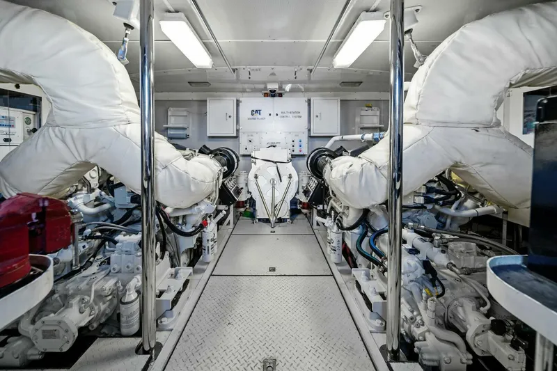 Slide: The Image of 2005 Lazzara Yachts 80 'Summerwind' - Engine Room - 5856312