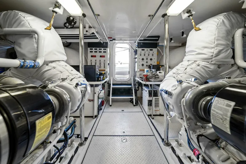 Slide: The Image of 2005 Lazzara Yachts 80 'Summerwind' - Engine Room - 5856317