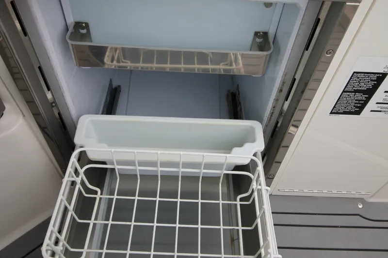 Slide: The Image of Sea Ray Sundancer 320 2020 - 6007103