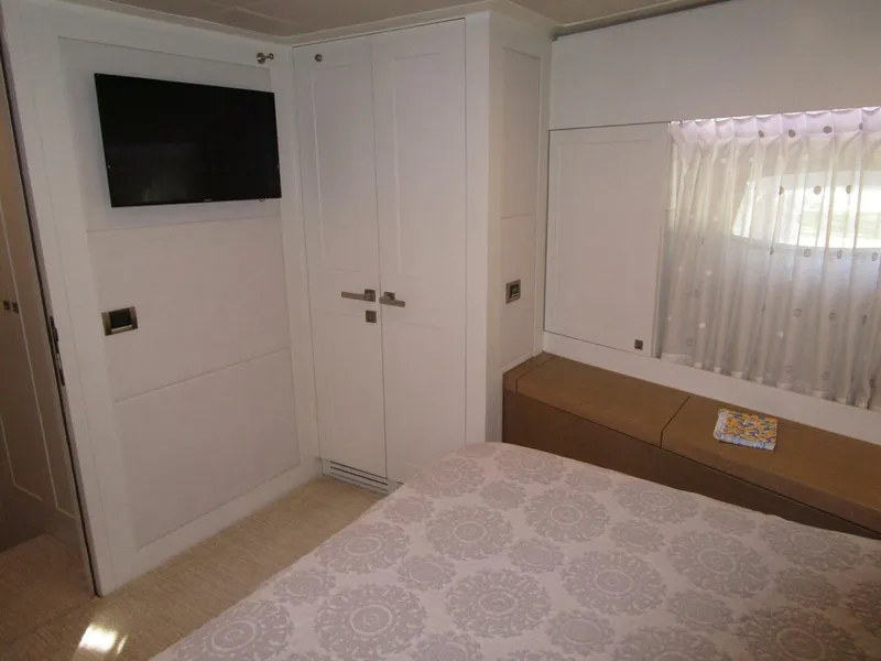 Slide: The Image of Bow VIP To Port - 5861728