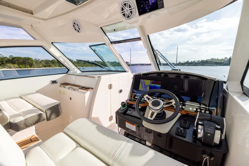 Slide: The Image of Tiara 34 LX 2022 - 5856427