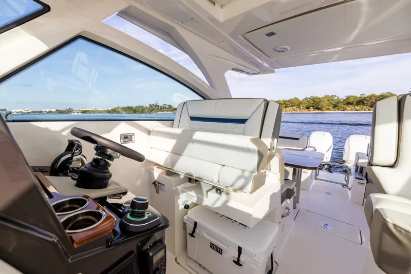 Slide: The Image of Tiara 34 LX 2022 - 5856432