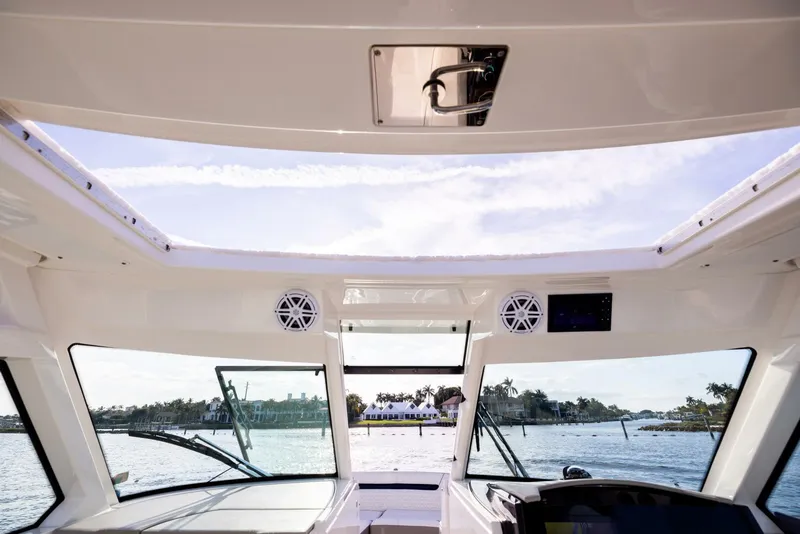 Slide: The Image of Tiara 34 LX 2022 - 5856433