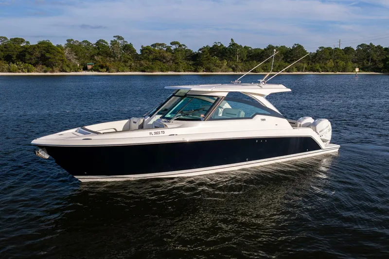 Slide: The Image of Tiara 34 LX 2022 - 5856445