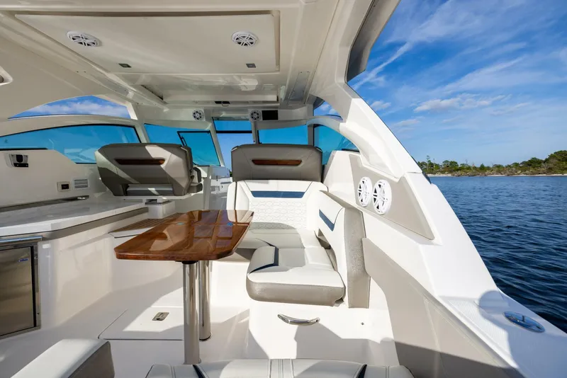 Slide: The Image of Tiara 34 LX 2022 - 5856347