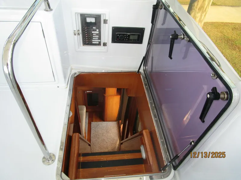 Slide: The Image of 60' Jefferson flybridge-pilothouse stairs - 5856618
