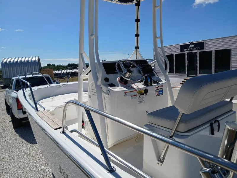 Slide: The Image of Boston Whaler Mountauk 2022 - 5858017