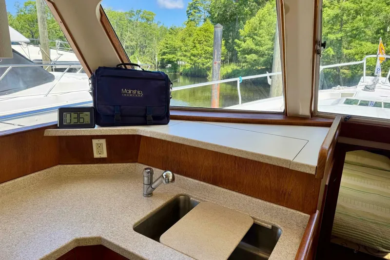 Slide: The Image of Mainship 390 Trawler 2000 - 5858074