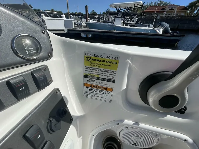 Slide: The Image of Hurricane SunDeck Sport 202 OB 2017 - 5859632