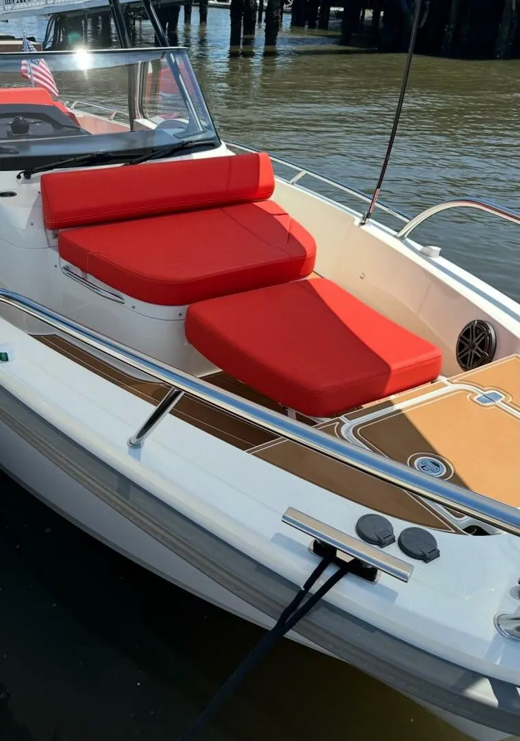 Slide: The Image of Nimbus T8 - Forward and Bow Seating 2022 26' Nimbus T8 - 5859797