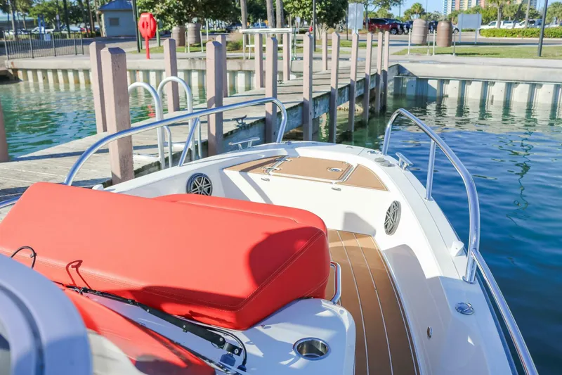 Slide: The Image of Nimbus T8 - Bow 2022 26' Nimbus T8 - 5900190