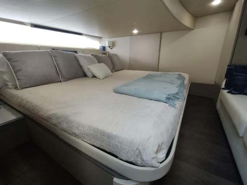 Slide: The Image of Regal 42 Fly 2021 - 7369031