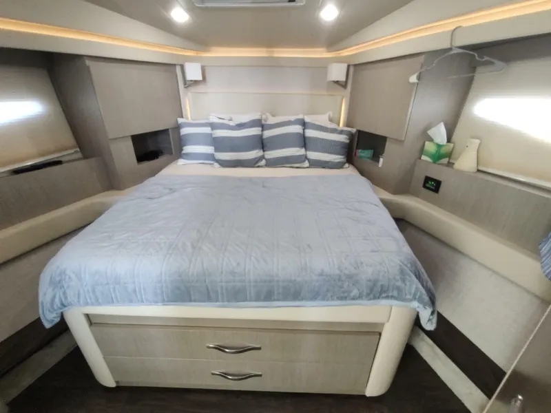 Slide: The Image of Regal 42 Fly 2021 - 7369027