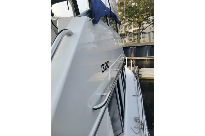 Slide: The Image of Carver Yachts 320 Voyager 1996 - 5863967