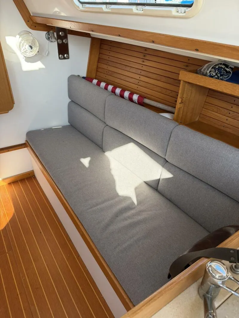 Slide: The Image of J/32 Stb Settee, cushions new in 2022 - 5868079