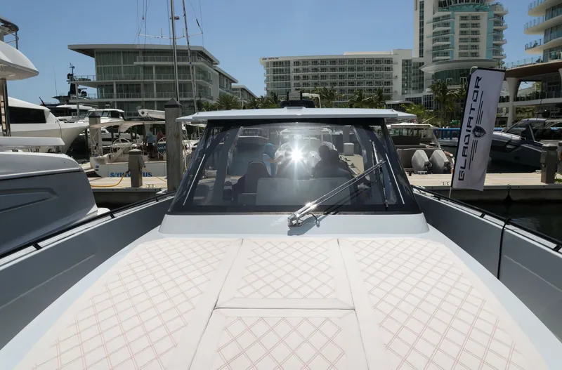 Slide: The Image of Canados Gladiator 493 Grand 2026 - 6536448