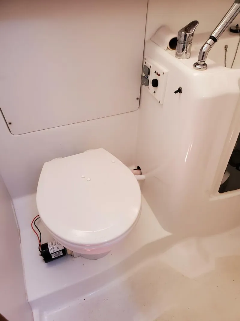 Slide: The Image of Beneteau Oceanis 34 Electric Head - 5901672