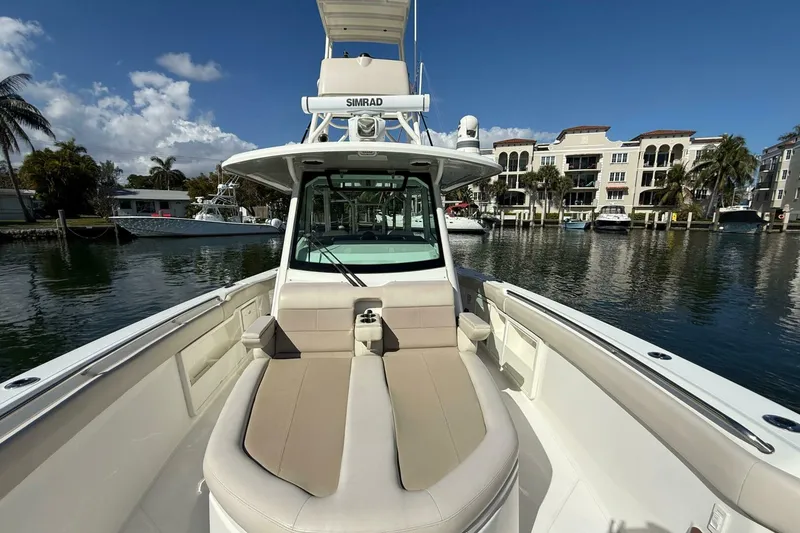 Slide: The Image of Boston Whaler 360 Outrage 2023 - 5869856