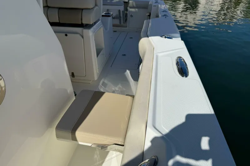 Slide: The Image of Boston Whaler 360 Outrage 2023 - 5869859
