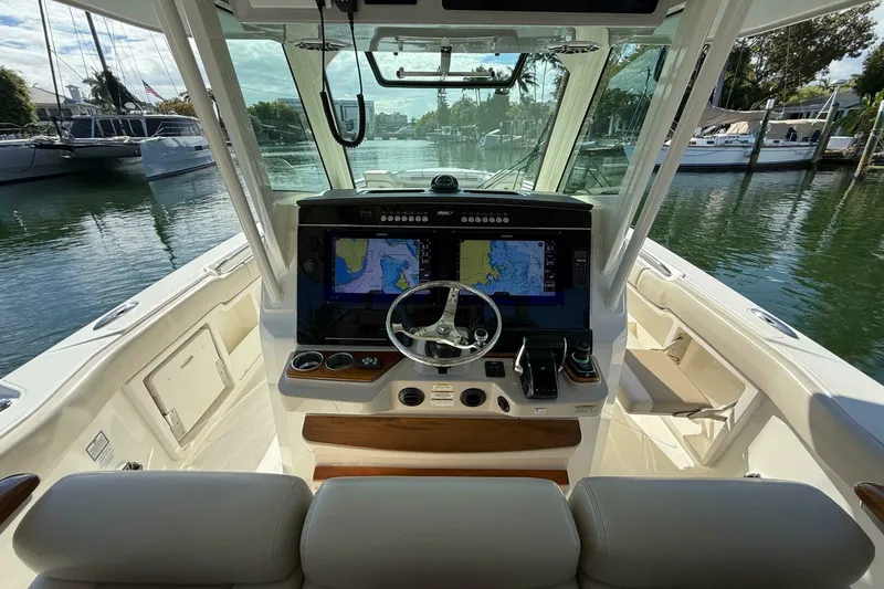 Slide: The Image of Boston Whaler 360 Outrage 2023 - 5869862
