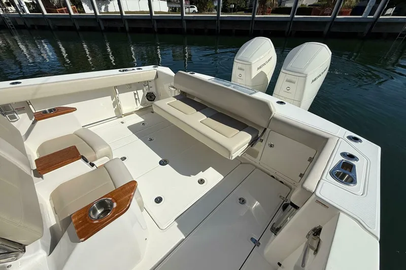 Slide: The Image of Boston Whaler 360 Outrage 2023 - 5869866