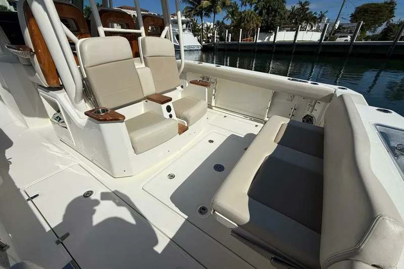 Slide: The Image of Boston Whaler 360 Outrage 2023 - 5869870