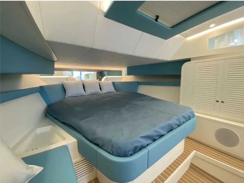 Slide: The Image of Canados Gladiator 431 Walk-around 2027 - 5871589