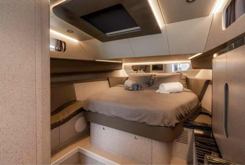 Slide: The Image of Canados Gladiator 431 Walk-around 2027 - 5871590