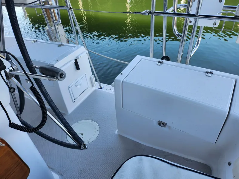 Slide: The Image of Cockpit table leaves down 35' Catalina 355, Island Time II - 5875251