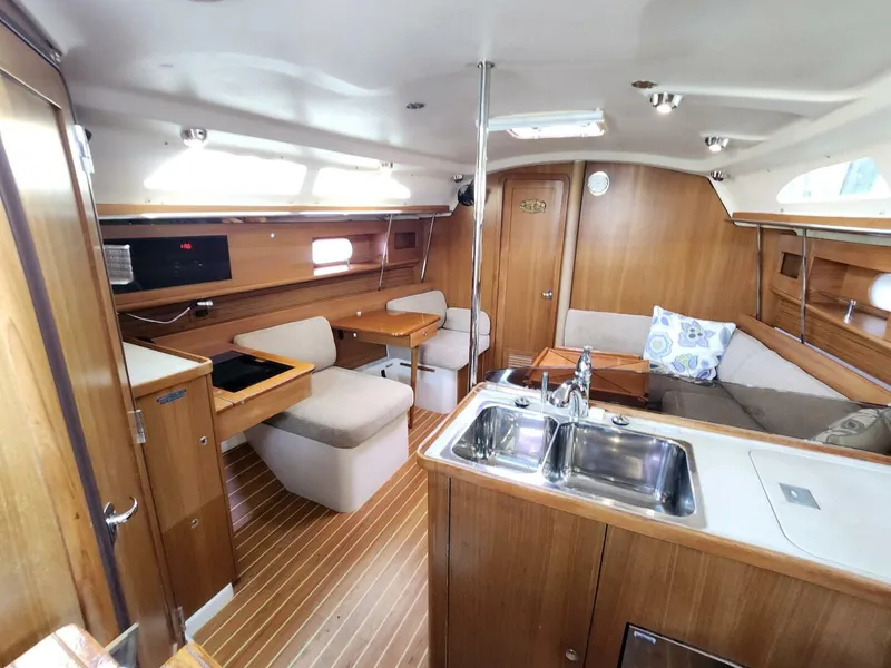 Slide: The Image of Sole of salon 35' Catalina 355, Island Time II - 5875264