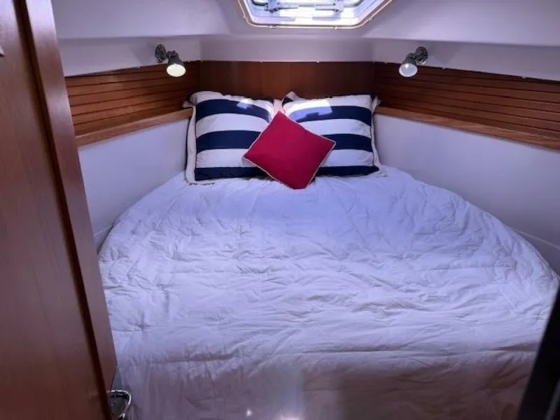 Slide: The Image of Vberth 35' Catalina 355, Island Time II - 5875254