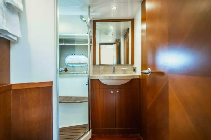 Slide: The Image of Head 2009 Princess/Viking Sport Cruisers 70 Flybridge Empire Sun - 5876263