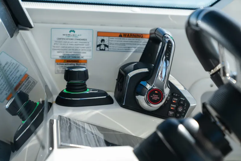 Slide: The Image of World Cat 400 DC-X 2024 - 5877759