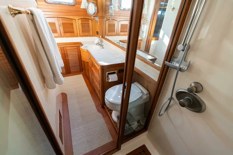 Slide: The Image of Marlow 72 GRIFFIN - Master Stateroom Ensuite Head 2007 Marlow 72 GRIFFIN - 7650931