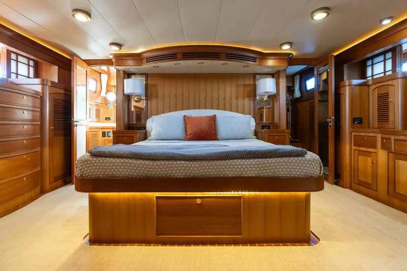 Slide: The Image of Marlow 72 GRIFFIN - Master Stateroom 2007 Marlow 72 GRIFFIN - 7650925