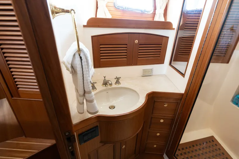 Slide: The Image of Marlow 72 GRIFFIN - VIP Guest Stateroom Ensuite Head 2007 Marlow 72 GRIFFIN - 5879162