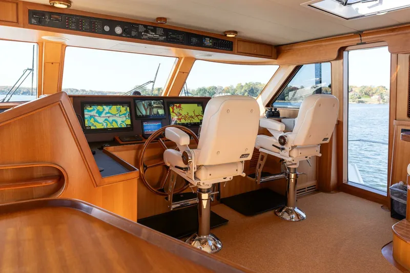 Slide: The Image of Marlow 72 GRIFFIN - Command Bridge Helm 2007 Marlow 72 GRIFFIN - 7650883