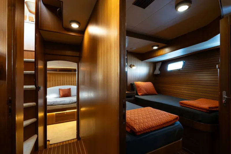 Slide: The Image of Marlow 72 GRIFFIN - Guest Stateroom Port 2007 Marlow 72 GRIFFIN - 7650913