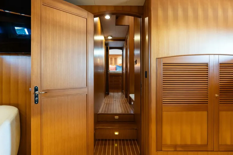 Slide: The Image of Marlow 72 GRIFFIN - Master Stateroom 2007 Marlow 72 GRIFFIN - 7650923