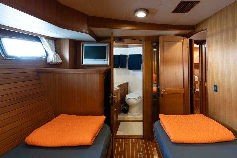 Slide: The Image of Marlow 72 GRIFFIN - Guest Stateroom Port 2007 Marlow 72 GRIFFIN - 7650914