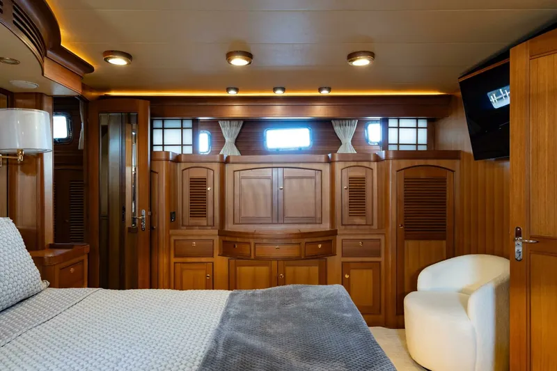 Slide: The Image of Marlow 72 GRIFFIN - Master Stateroom 2007 Marlow 72 GRIFFIN - 7650927