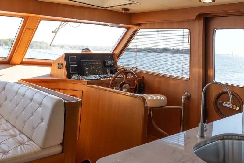 Slide: The Image of Marlow 72 GRIFFIN - Dining Helm Station 2007 Marlow 72 GRIFFIN - 7650901