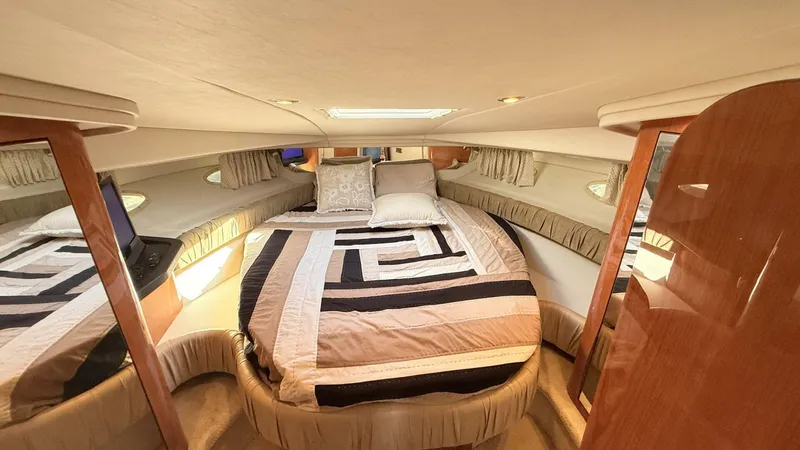 Slide: The Image of Sea Ray 410 Express Cruiser 2001 - 5880838